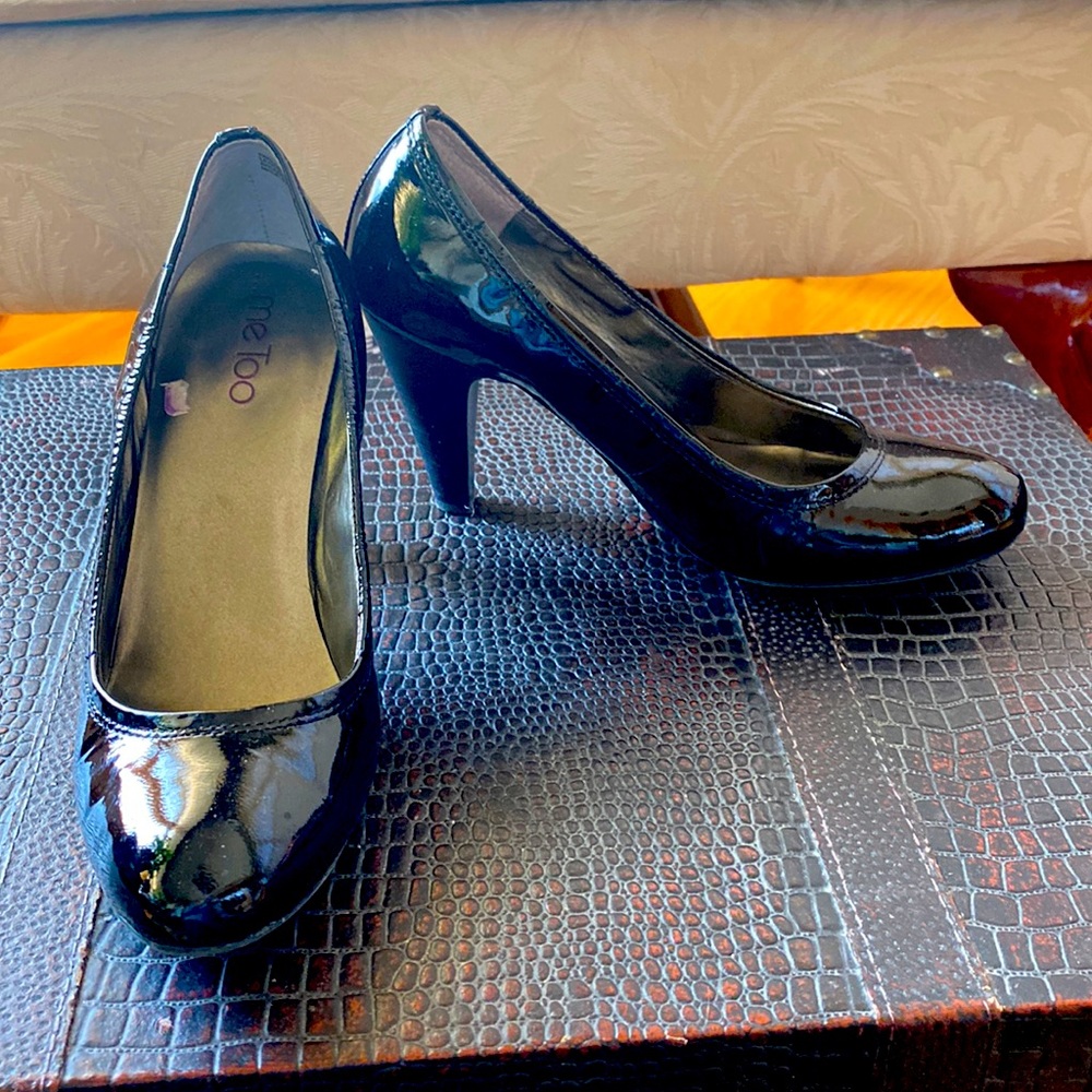 Black pumps